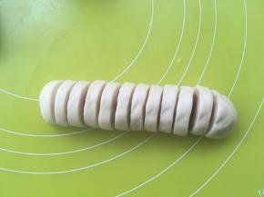 6个全部做好后，取第一个做好的香肠，用刀切成宽度相同的若干份，香肠部分切开即可，小心别切断