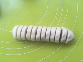 6个全部做好后，取第一个做好的香肠，用刀切成宽度相同的若干份，香肠部分切开即可，小心别切断