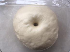 发酵好的面团手指粘干粉按下去有个圆圆的洞，轻微回弹即可