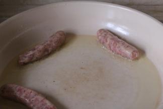 平底锅中加入少量的油，加入珍妮珍馐肠煎熟