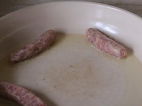 平底锅中加入少量的油，加入珍妮珍馐肠煎熟