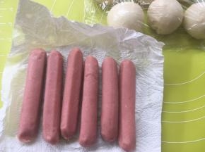 香肠去掉表层肠衣，用厨房纸擦干水份备用