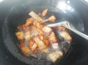 将五花肉放油锅里小火煸出油