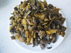 将酸菜清洗干净，切碎