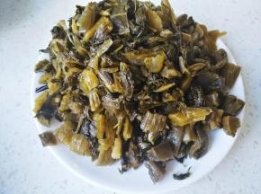 将酸菜清洗干净，切碎