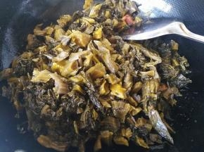 加入酸菜和白糖