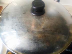 加入适量水加盖煮开后转小火煮20分钟，中途开盖翻炒几次