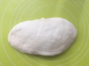 取出面团轻轻按压排气