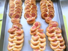 入烤箱180度烤18分钟，表面上色即可