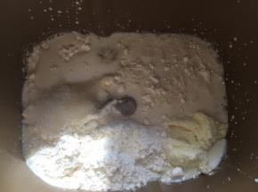 面包桶内加入高筋面粉、低筋面粉、细砂糖、酵母、奶粉、蛋清跟牛奶