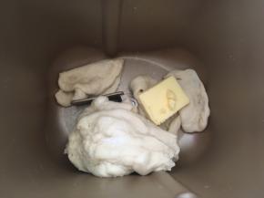 加入一小撮盐跟黄油，继续揉面