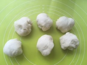 之后将面团分成6等份