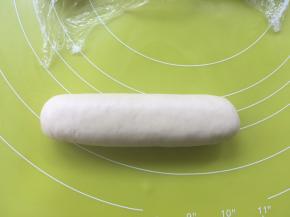 之后轻松搓均匀，放一旁盖保鲜膜