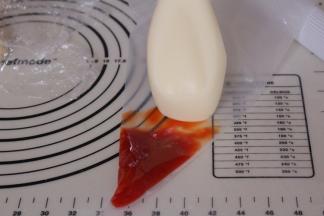 将咕咾汁倒入裱花袋