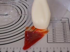 将咕咾汁倒入裱花袋