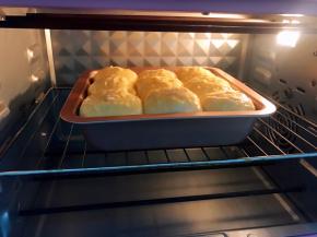 放入预热好的烤箱里，170度烤15到18分钟，记得上色好后盖锡纸