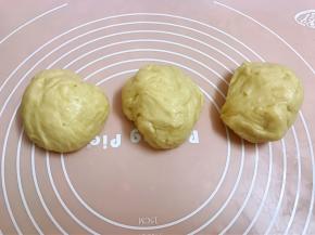 取出发酵好的面团排气，分成三份