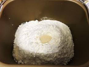 倒入高筋粉，酵母放在面粉坑里再埋起来