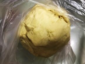 不用揉出膜成团即可
面团放入保鲜袋里，袋口密封好放入冰箱冷藏17到72个小时