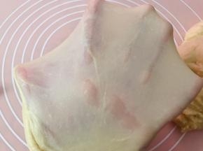 我的面包机揉面30分钟就出了手套膜
揉好的面团滚圆放入盆里，表面覆保鲜膜进行一发