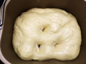 发酵至手指沾干粉插入取出不回缩不塌陷即可