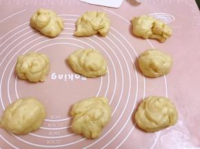 发酵好的面团取出排气，分成9份