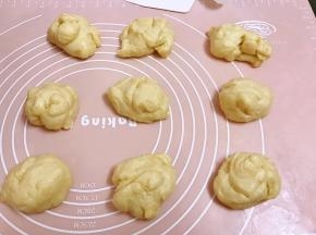 发酵好的面团取出排气，分成9份