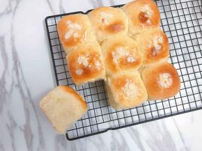 松软好吃的淡奶油小餐包就做好了