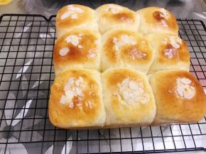 烤好出炉放在烤架上，等凉到手温在密封保存