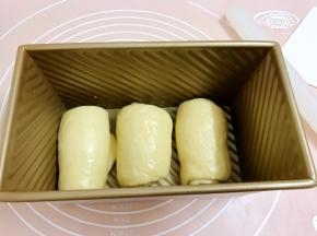 做好后放入吐司盒里