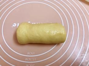 再卷起，依次做完后，再重复一次擀开卷起