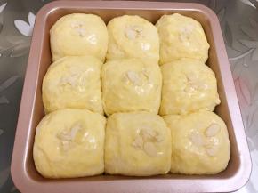 二发完成后（手指轻按表面面团会回弹即可）
刷上蛋液撒上杏仁片