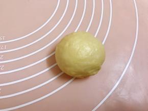 取一份滚圆，放入8寸烤盘里