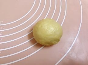 取一份滚圆，放入8寸烤盘里