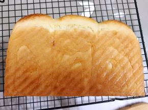 出炉马上脱模放在烤架上晾凉，等凉至手温后