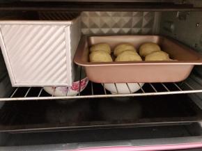 烤箱不通电放入一碗热水，再把吐司盒放里面进行二发，水凉了就换