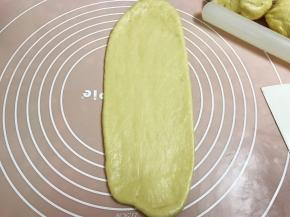 取一份面团擀成牛舌状