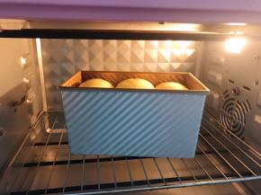 放入预热好的烤箱下层170度上下火烤35到40分钟，要盯好哦上色马上盖锡纸