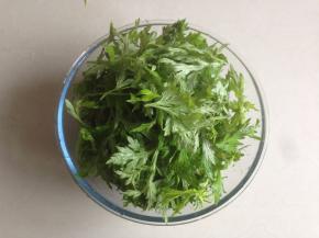 新鲜艾草买回来洗多几遍，留嫩叶去梗