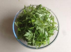 新鲜艾草买回来洗多几遍，留嫩叶去梗