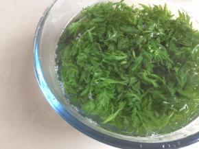 锅里水烧开后，放入艾叶，氽烫2分钟后捞起来，泡入冷水中3分钟。