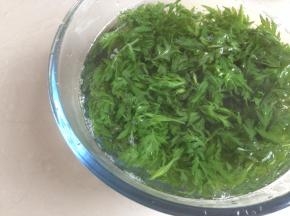 锅里水烧开后，放入艾叶，氽烫2分钟后捞起来，泡入冷水中3分钟。