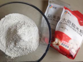 盆里装入糯米粉、粘米粉和糖，混合一下