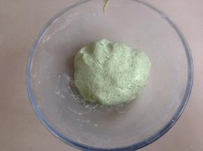 再根据粉团的软硬度逐少量添加温水55克左右，和成软硬适中的粉团，不干不湿不粘手，用保鲜膜盖住