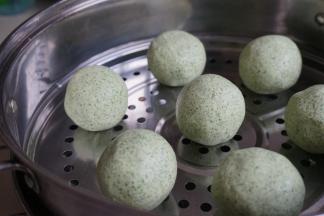 放在抹了油的蒸笼里