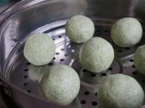 放在抹了油的蒸笼里