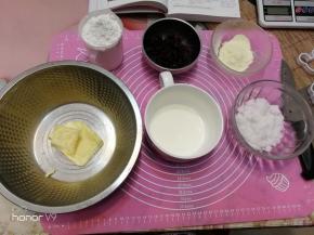 准备所需材料，低筋面粉和奶粉过筛，蔓越莓切成小块