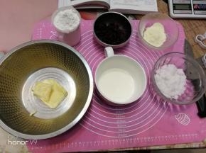 准备所需材料，低筋面粉和奶粉过筛，蔓越莓切成小块