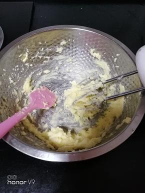 软化的黄油加入糖粉，用电动打蛋器打发，加入淡奶油，打发至颜色略浅