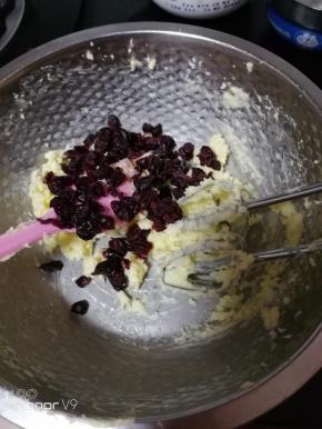 加入蔓越莓干，搅拌均匀